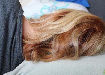 Uzun uçuş sonrası kahvaltı yapmak ve güneşlenmek "jetlag" etkisini önleyebilir