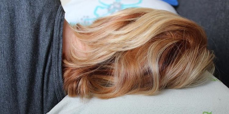 Uzun uçuş sonrası kahvaltı yapmak ve güneşlenmek "jetlag" etkisini önleyebilir