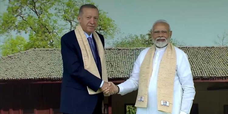 Cumhurbaşkanı Erdoğan, Mahatma Gandhi'nin anıt mezarını ziyaret etti