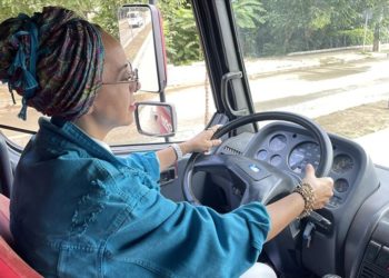 Kadın ağır vasıta direksiyon eğitmeni erkeklere tır, kamyon ve otobüs sürmeyi öğretiyor