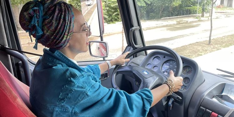 Kadın ağır vasıta direksiyon eğitmeni erkeklere tır, kamyon ve otobüs sürmeyi öğretiyor