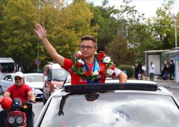 Avrupa şampiyonu down sendromlu milli atlet Emirhan Akçakoca, Tekirdağ’da coşkuyla karşılandı