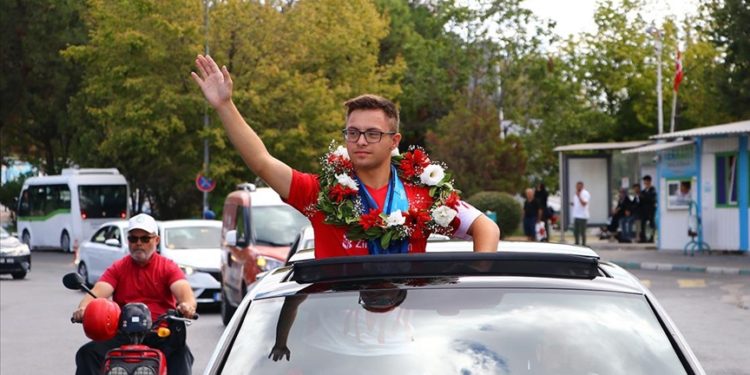 Avrupa şampiyonu down sendromlu milli atlet Emirhan Akçakoca, Tekirdağ’da coşkuyla karşılandı