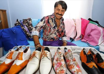 Aksaraylı 64 yaşındaki gurbetçi yıllardır rengarenk giyiniyor