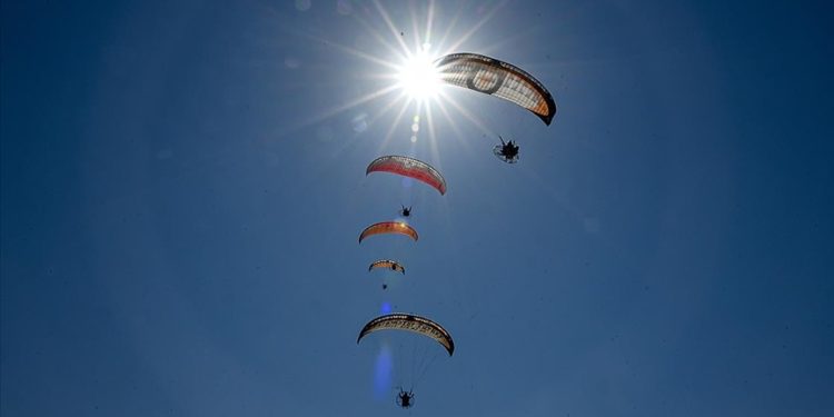 Van Gölü koyları gökyüzü tutkunlarının yeni rotası oldu