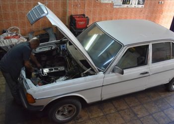 Trabzonlu usta 45 yıldır aynı marka otomobilleri tamir ediyor