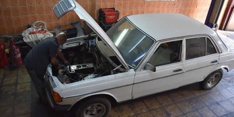Trabzonlu usta 45 yıldır aynı marka otomobilleri tamir ediyor