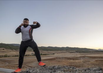 Profesyonel kick boksçu şampiyonluk için Munzur Dağları’nda güç depoluyor