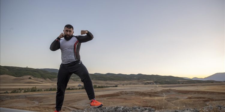 Profesyonel kick boksçu şampiyonluk için Munzur Dağları’nda güç depoluyor