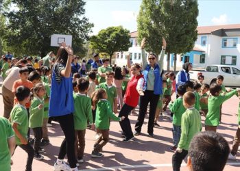 Iğdır’da gönüllü gençler okul, hastane, köy demeden çocukları sevindiriyor