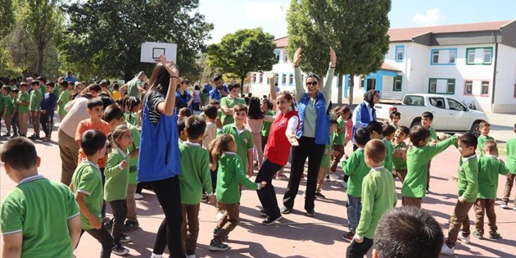 Iğdır’da gönüllü gençler okul, hastane, köy demeden çocukları sevindiriyor