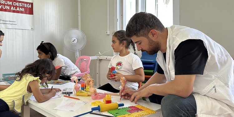 Gönüllü sağlık çalışanları, 6 Şubat’tan bu yana afetzedelere sağlık hizmeti sunuyor