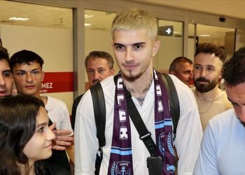 Trabzonspor'un kiraladığı Berat Özdemir, Trabzon'a geldi