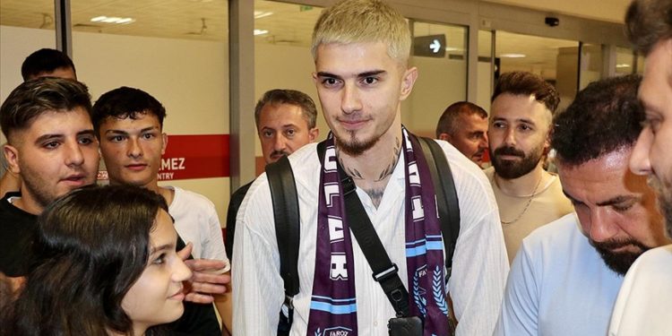 Trabzonspor'un kiraladığı Berat Özdemir, Trabzon'a geldi