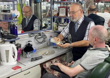 “Yılın Ahisi” seçilen berber, müşterilerine oğluyla hizmet veriyor