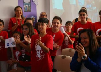 İzmirli öğrenciler telsizle uzaydaki astronota merak ettiklerini sordu