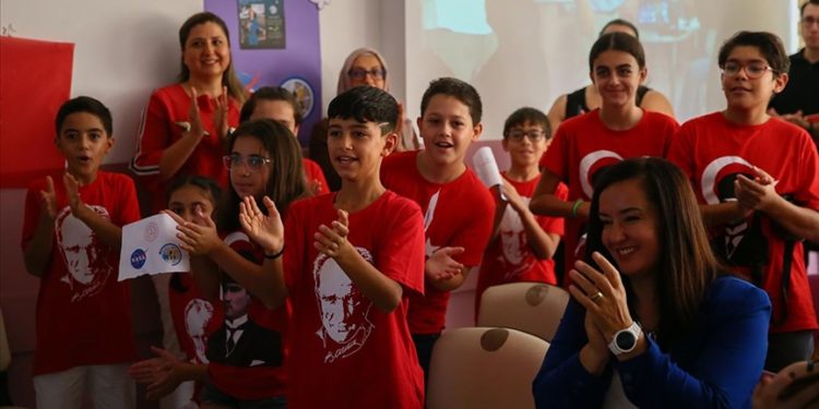 İzmirli öğrenciler telsizle uzaydaki astronota merak ettiklerini sordu