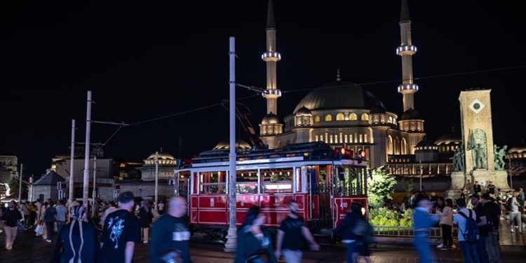 İstanbul yılın 8 ayında 11,5 milyonu aşkın yabancı ziyaretçi ağırladı