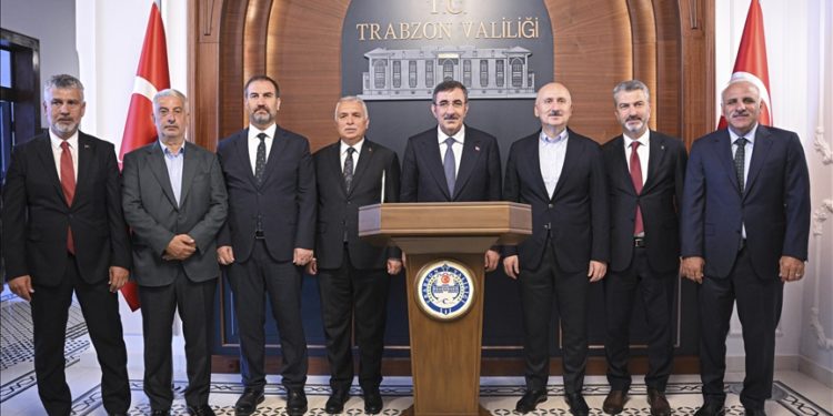 Cumhurbaşkanı Yardımcısı Yılmaz Trabzon'da ziyaretlerde bulundu