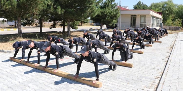 Yozgat POMEM'de kadın polis adayları zorlu eğitim süreciyle mesleğe hazırlanıyor