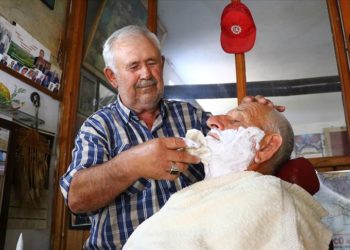Tekirdağ’ın “Dilsiz berber”i müşterilerinin fotoğraflarını yarım asrı aşkın zamandır sergiliyor