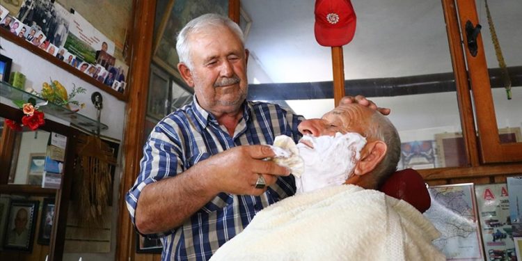 Tekirdağ’ın “Dilsiz berber”i müşterilerinin fotoğraflarını yarım asrı aşkın zamandır sergiliyor