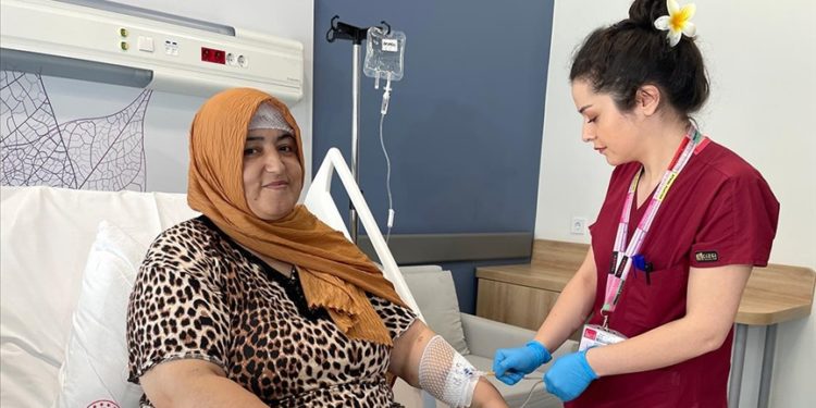 Görme kaybı şikayetiyle gittiği hastanede beyninden portakal büyüklüğünde kitle çıkartıldı