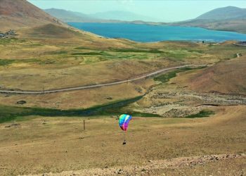 Ağrı'daki Balık Gölü ve çevresi yamaç paraşütü tutkunlarını ağırladı