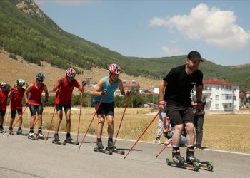Bitlis'te tekerlekli kayakçılar köy yolunda antrenman yaparak yarışmalara hazırlanıyor