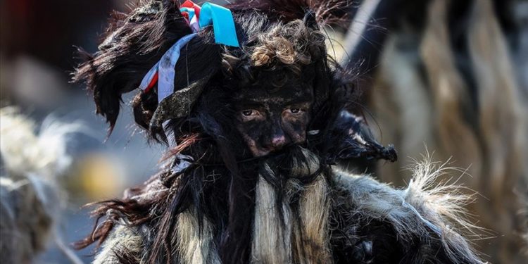 Balıkesir’in kurtuluş yıl dönümü geleneksel “Tülütabaklar” gösterisiyle renklendi