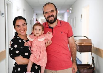 Organları dışarıda doğan Kosovalı bebek, İzmir’de iyileşti