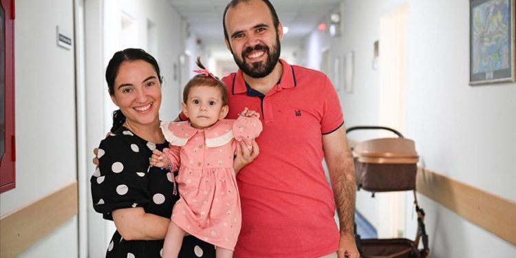 Organları dışarıda doğan Kosovalı bebek, İzmir’de iyileşti