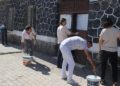 Çocukların temiz ortamda eğitim alması için öğretmen ve veliler kolları sıvadı