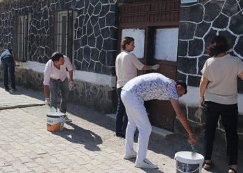 Çocukların temiz ortamda eğitim alması için öğretmen ve veliler kolları sıvadı