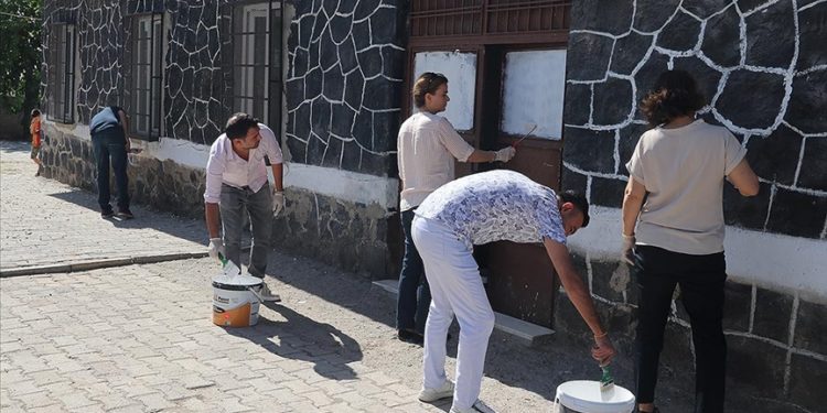 Çocukların temiz ortamda eğitim alması için öğretmen ve veliler kolları sıvadı