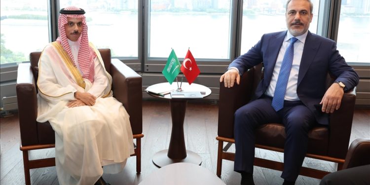 Dışişleri Bakanı Fidan, Suudi mevkidaşı Bin Ferhan ile görüştü