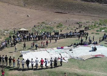 Van’da besiciler yayla yolunun açılışını halay çekerek kutladı