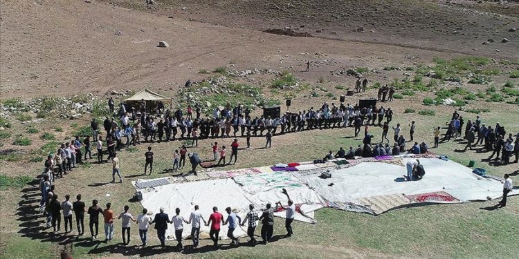 Van’da besiciler yayla yolunun açılışını halay çekerek kutladı