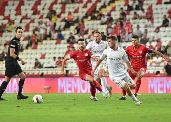 Antalyaspor evinde Yılport Samsunspor'u 2 golle yendi