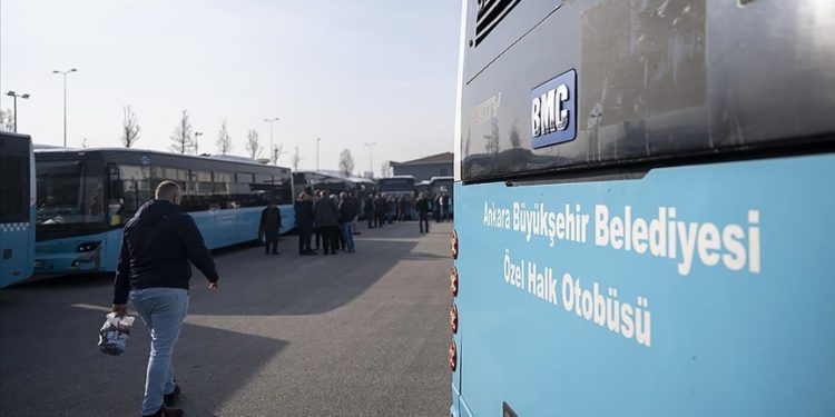 Ankara’daki özel halk otobüsçüleri bazı ücretsiz biniş kartlı yolcuları taşımama kararı aldı