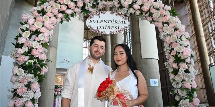 Taylandlı Angkhanan, Yalova'ya gelin geldi