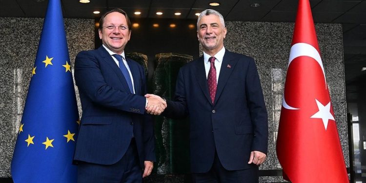 Bakan Bolat, AB Komiseri Varhelyi ile görüştü