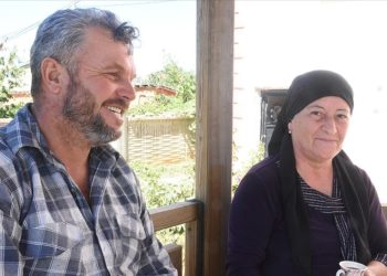 Depremzede kadın, kendisini enkazdan çıkaran Konyalı inşaat ustasını evinde ziyaret etti