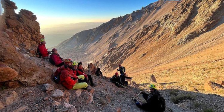 Erciyes Dağı'nda hafta sonları zirve tırmanışı heyecanı yaşanıyor