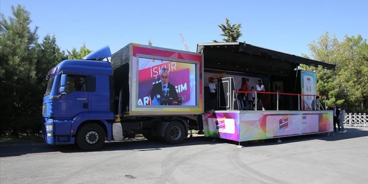 "İŞKUR'un "Yol Arkadaşım" tırı, ilk durağı Mardin'e ulaştı