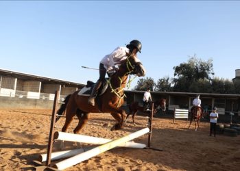 Filistinli genç kadın eğitmen, binicilik alanında kız çocuklarına “rol model” oldu