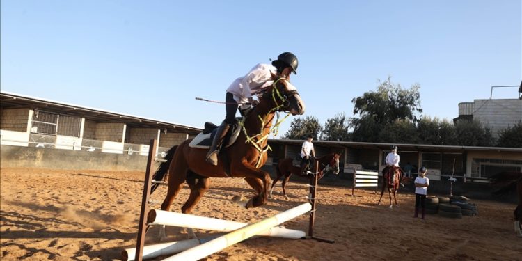 Filistinli genç kadın eğitmen, binicilik alanında kız çocuklarına “rol model” oldu