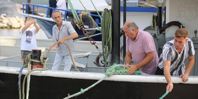 Karadeniz'e ağ atacak Kırklarelili balıkçılar, av yasağının sona ereceği saati bekliyor