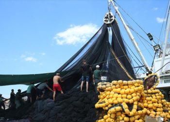 Çanakkale'de teknelerini hazırlayan balıkçılar av alanlarına duayla uğurlandı