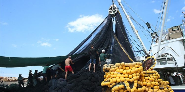 Çanakkale'de teknelerini hazırlayan balıkçılar av alanlarına duayla uğurlandı